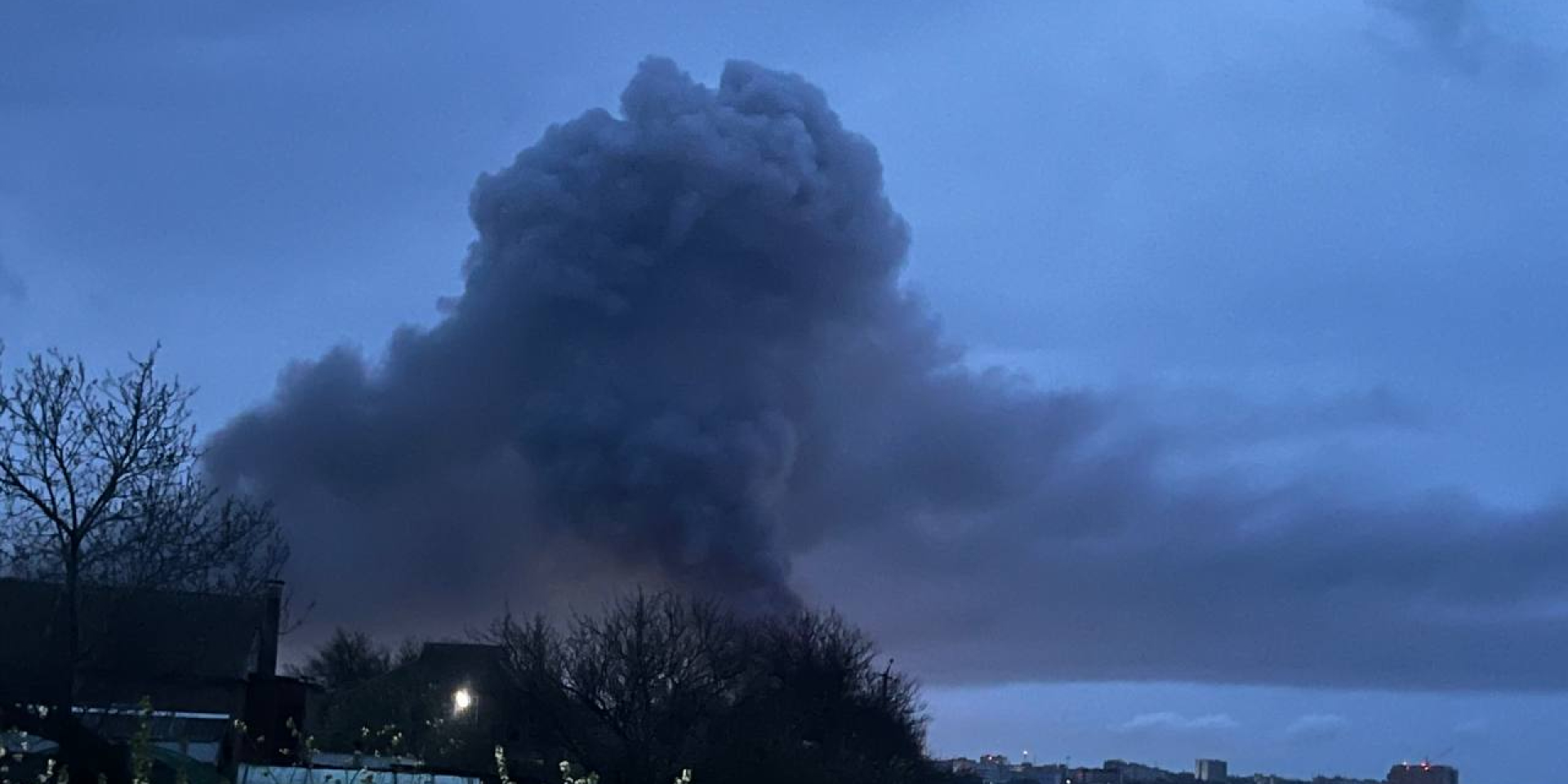 В российском Таганроге, вероятно, атакован завод, где собирают дроны, в Сети публикуют кадры пожара — видео