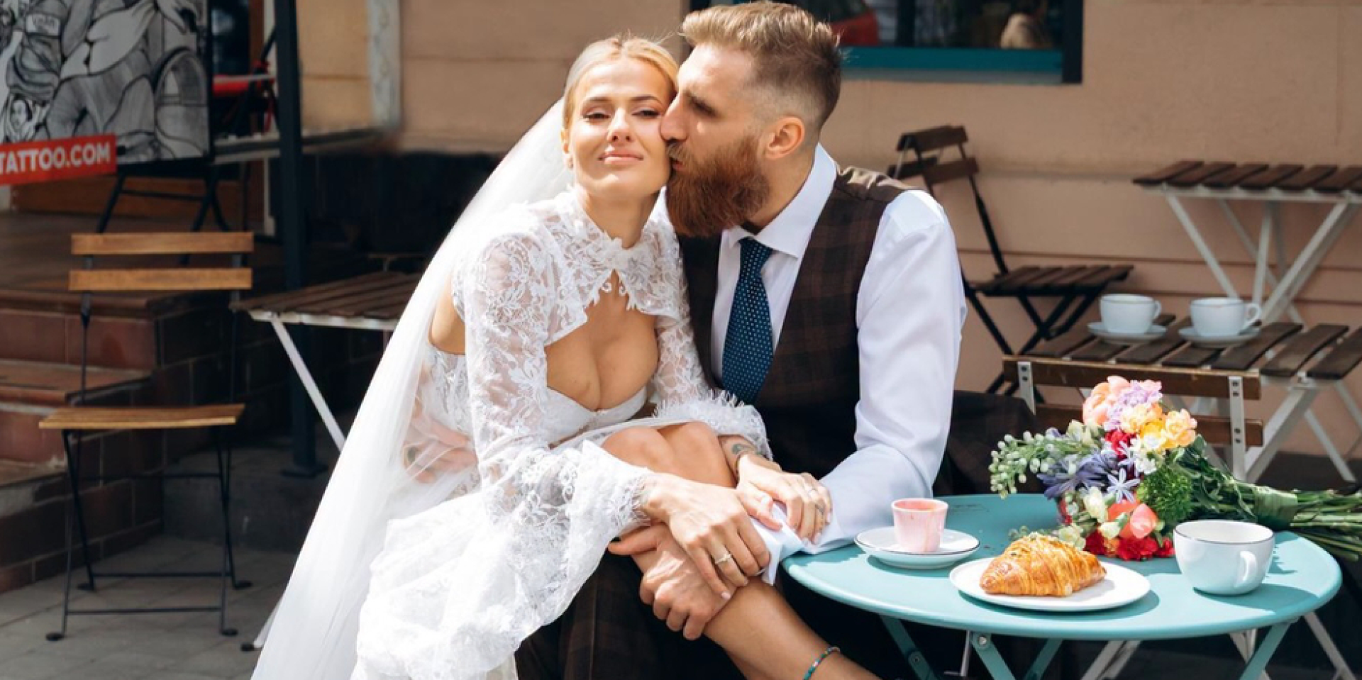 «Уже успели выпить кофе, купили книги». Павел Вышебаба поделился фото со своей свадьбы с Анжеликой Кравец