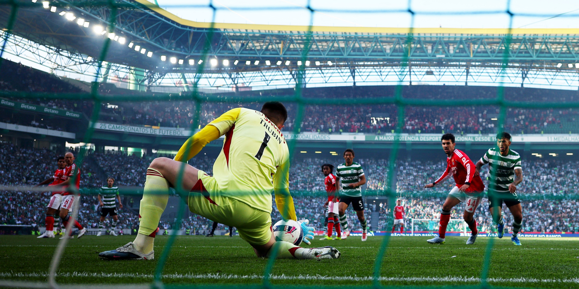 Бенфика вырвала победу. Трубин отразил пенальти в дерби Лиссабона против Спортинга — видео