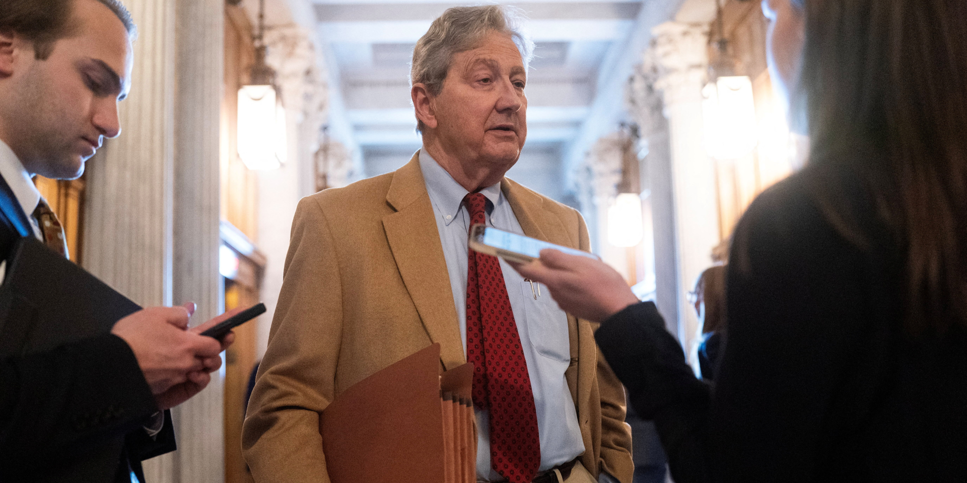 «Это отвлекает внимание». Сенатор Кеннеди, который является давним сторонником Трампа, раскритиковал его за «войну» с Папой Римским