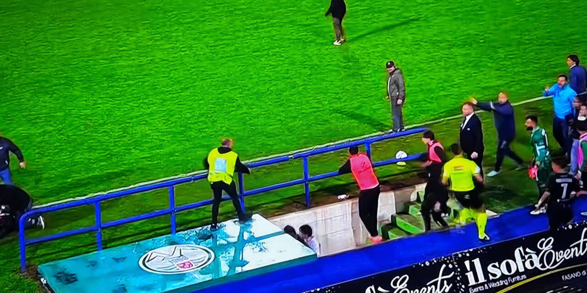 Игроки убежали в раздевалку. В Италии фанаты выбежали на поле и прервали футбольный матч — видео