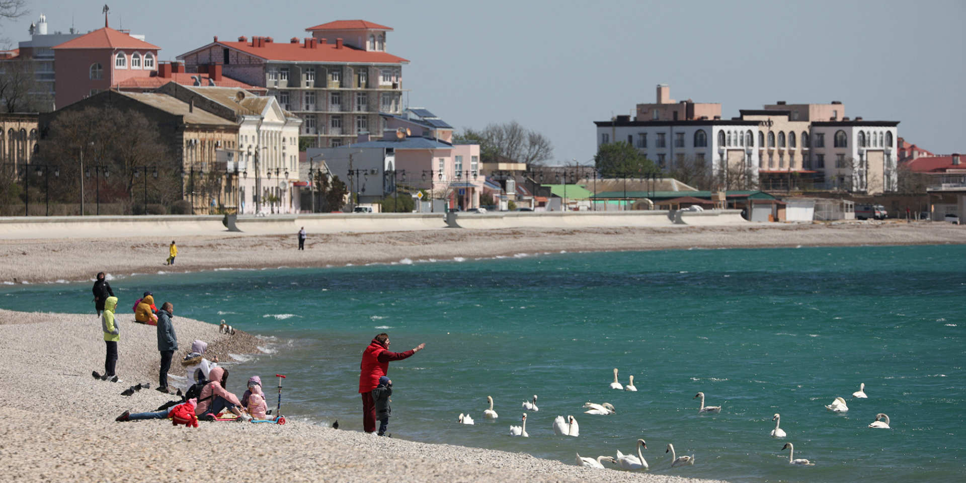 Росія стимулює державних працівників, аби вони переїжджали працювати до Криму (Фото: REUTERS)
