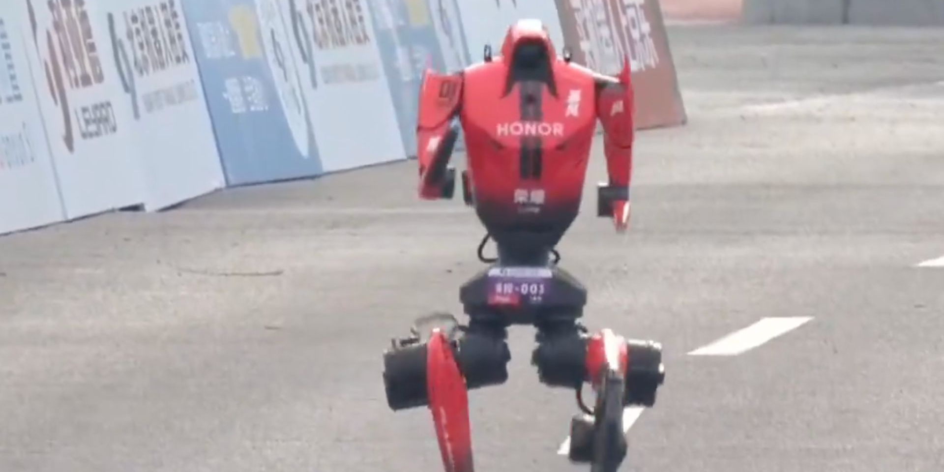 Быстрее человека. Гуманоидный робот пробежал полумарафон в Пекине, побив мировой рекорд