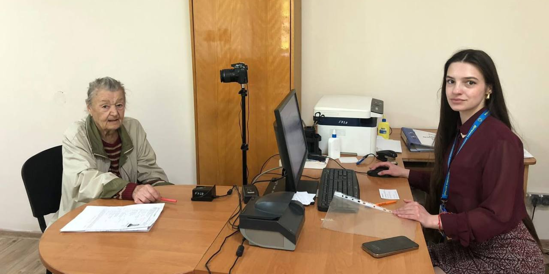 Пенсіонерка підкорила працівників Міграційної служби (Фото: Міграційна служба Закарпатської області/Facebook)