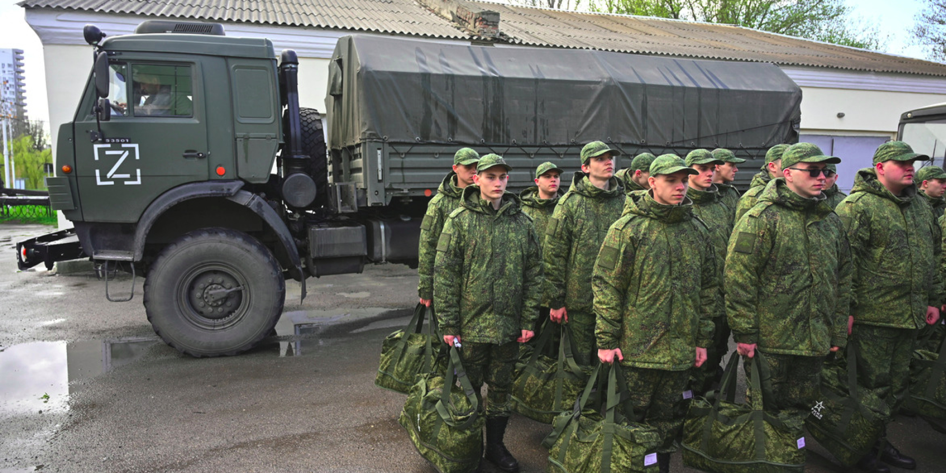 Російські військові у Батайську Ростовської області РФ, 10 квітня 2026 року (Фото: REUTERS/Sergey Pivovarov)