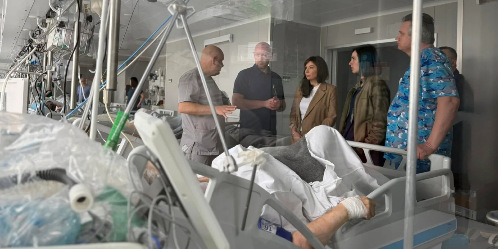 Раненого во время стрельбы в Киеве мальчика перевели из реанимации. Ему организовали видеосвязь с мамой