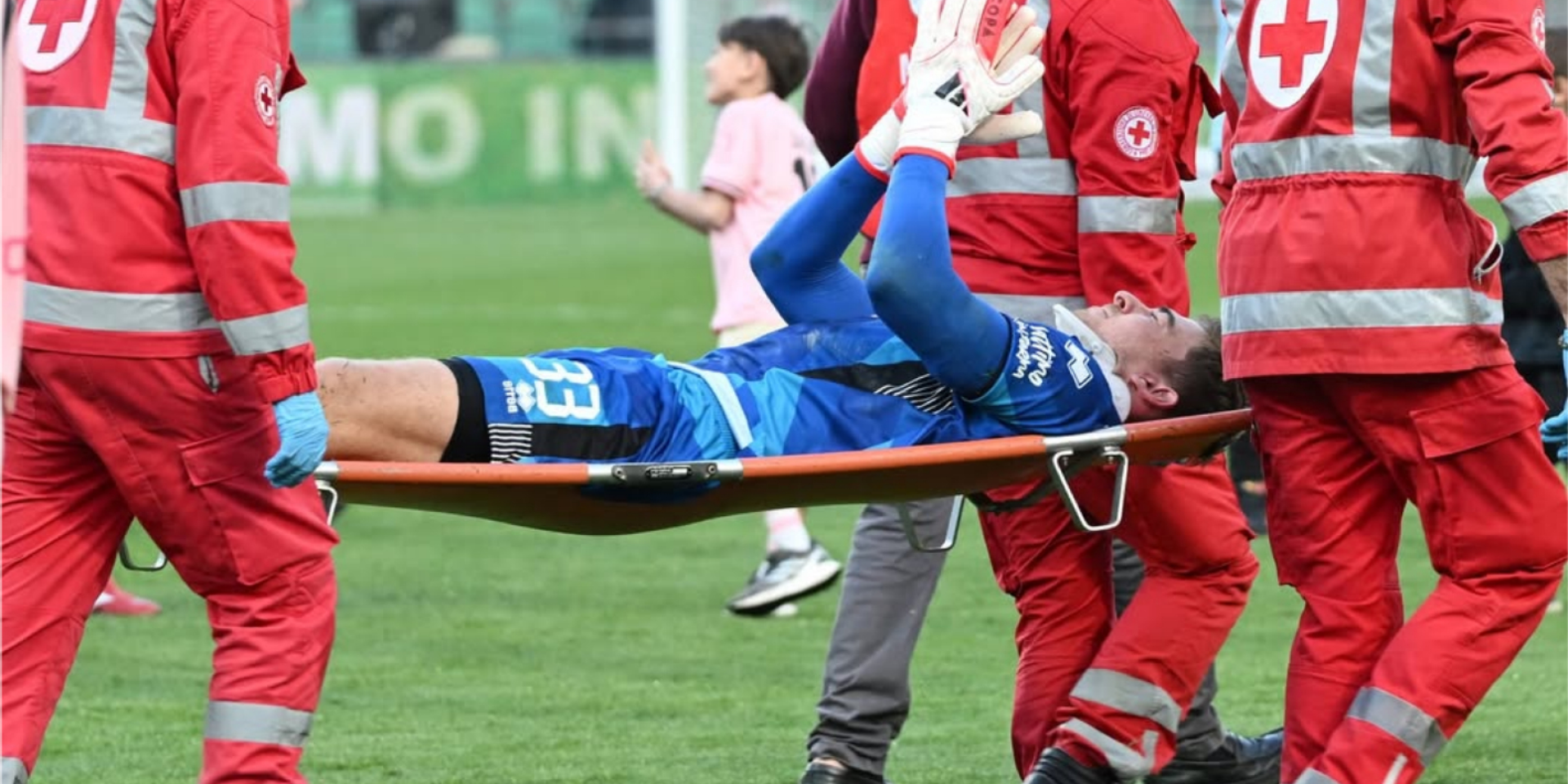 Сын легендарного нападающего Баварии сломал шею во время футбольного матча — видео