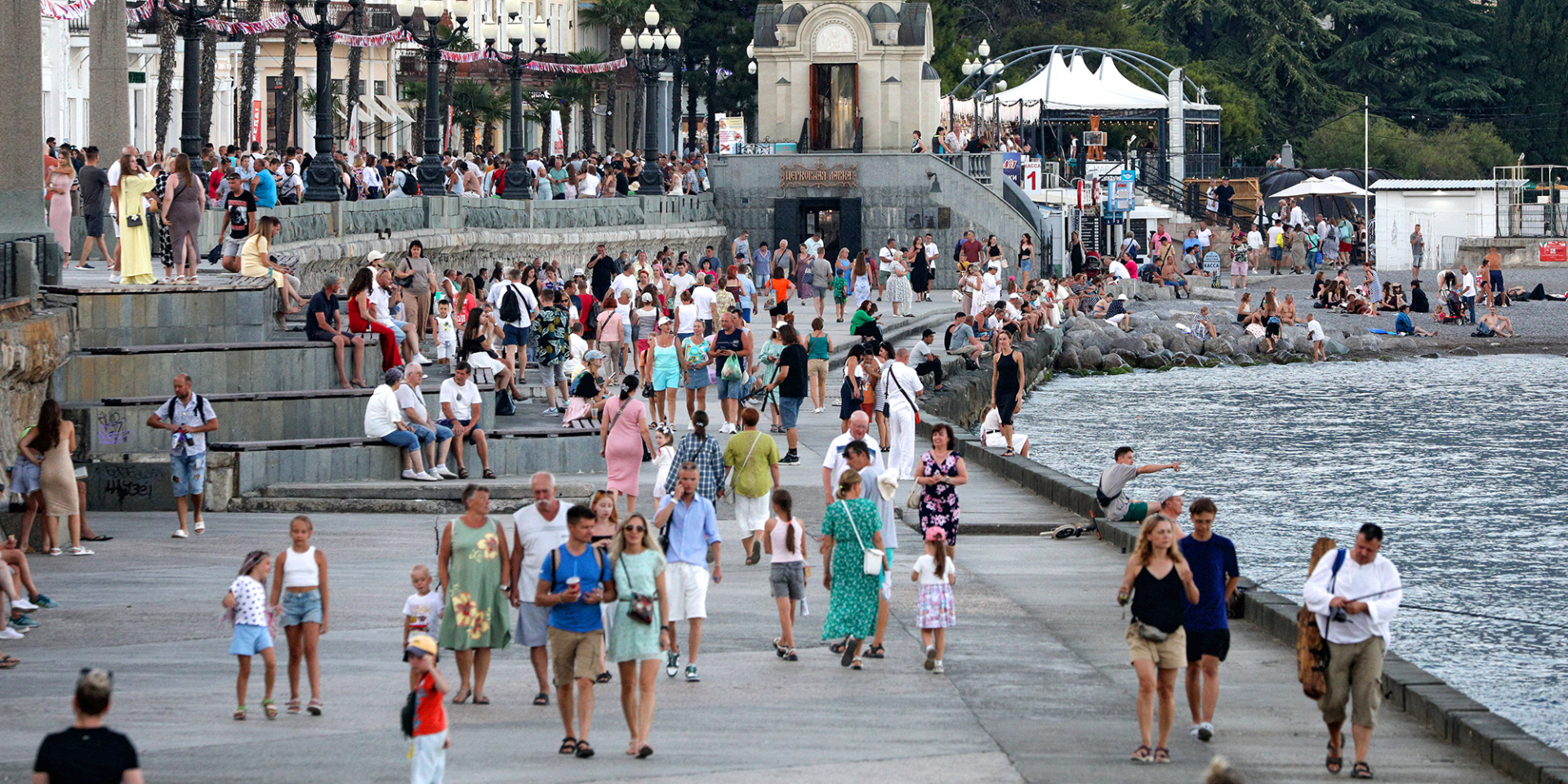 People walking along the coast during holiday season in occupied Yalta, Aug. 6, 2025 (Photo: REUTERS)