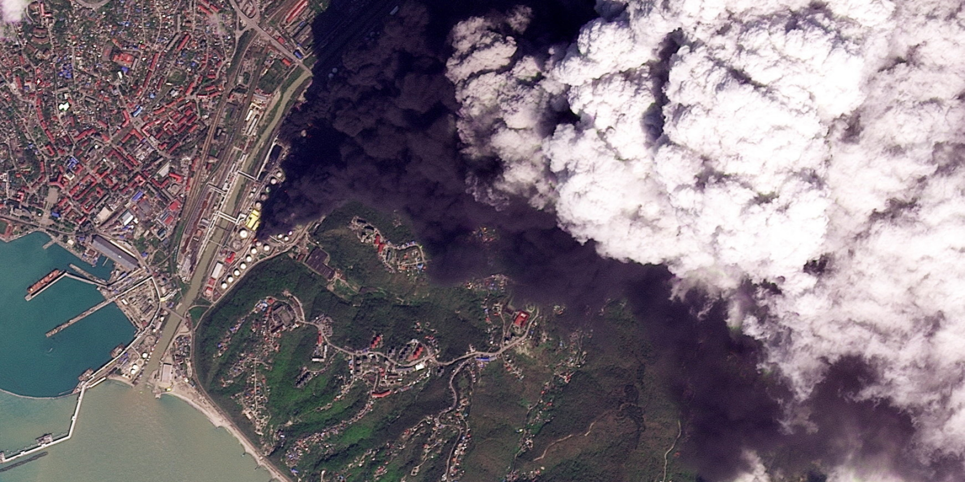 Satellite image of Tuapse fire after the attack on oil refinery, April 20, 2026 (Photo: Planet Labs PBC/Handout via REUTERS)