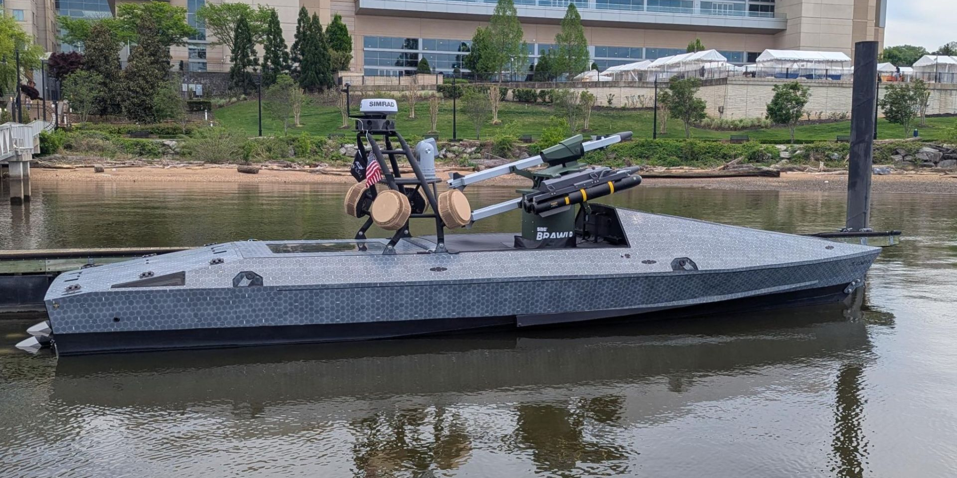 Морской хищник. В США показали ударный беспилотный катер с ракетами и системами ПВО