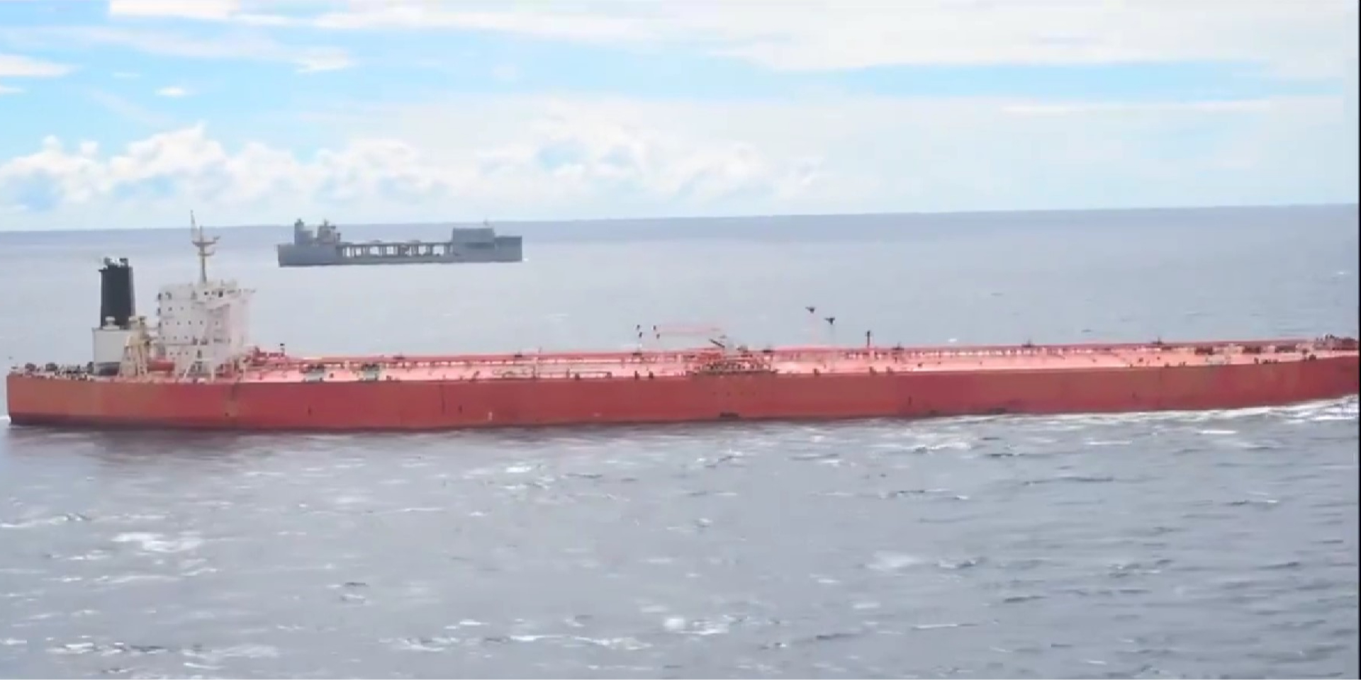 Пентагон заявил, что США перехватили подсанкционный танкер, который перевозит иранскую нефть — видео
