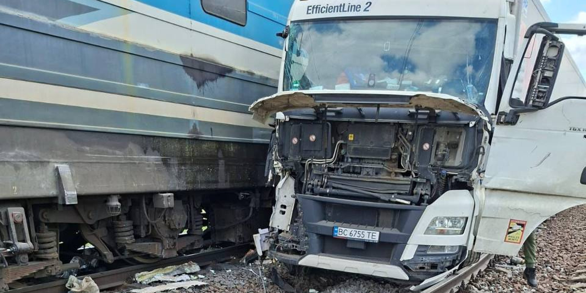 Во Львовской области грузовик столкнулся с поездом Перемышль — Киев, водитель сбежал