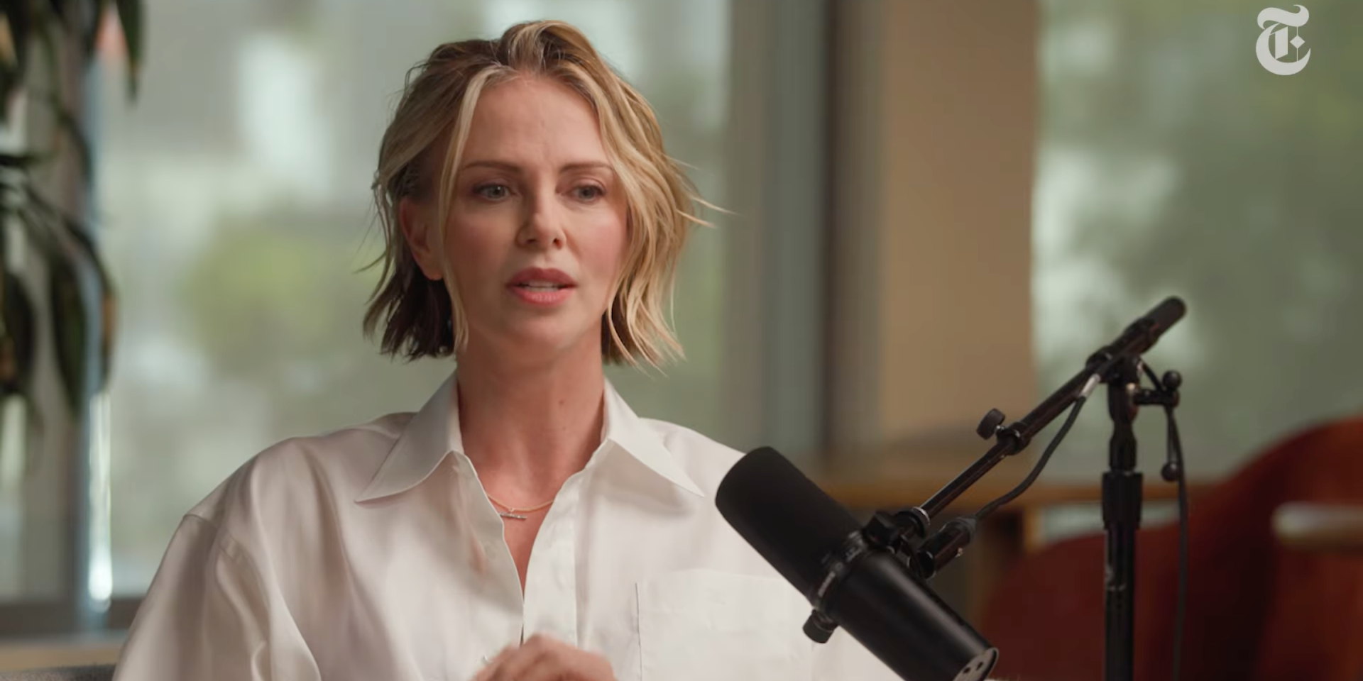 «Это не единичная история». Шарлиз Терон рассказала, что ее мама застрелила отца с алкогольной зависимостью в целях самообороны