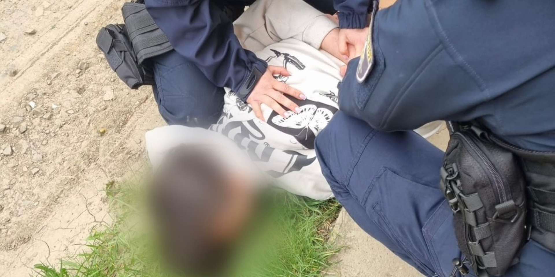 Правоохоронці затримують підлітка, який поранив пістолетом свого однокласника, квітень 2026 року (Фото: Національна поліція)