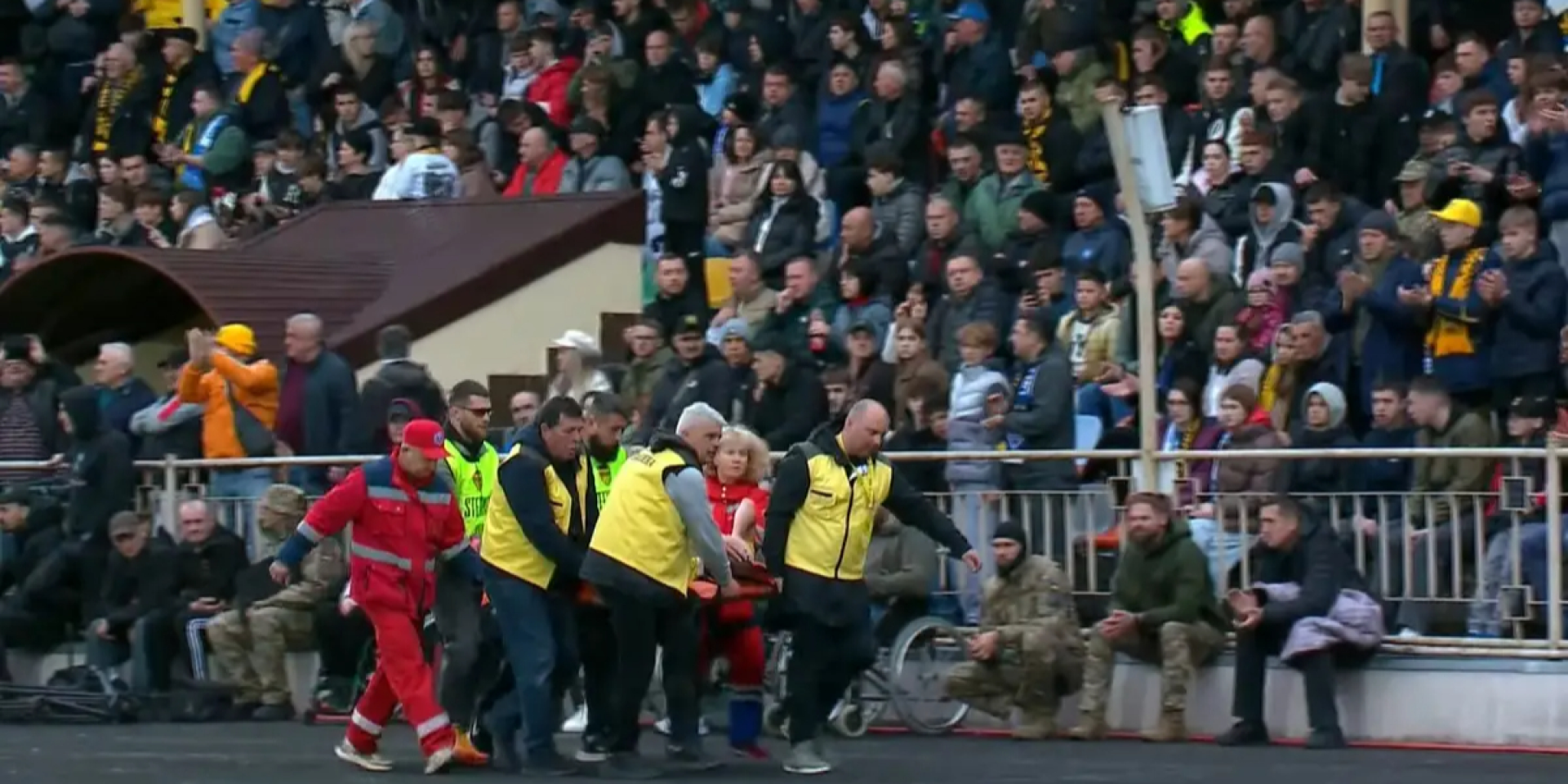 Футболиста забрала скорая. Динамо забило скандальный гол в Кубке Украины, когда игрок Буковины внезапно упал на газон — видео