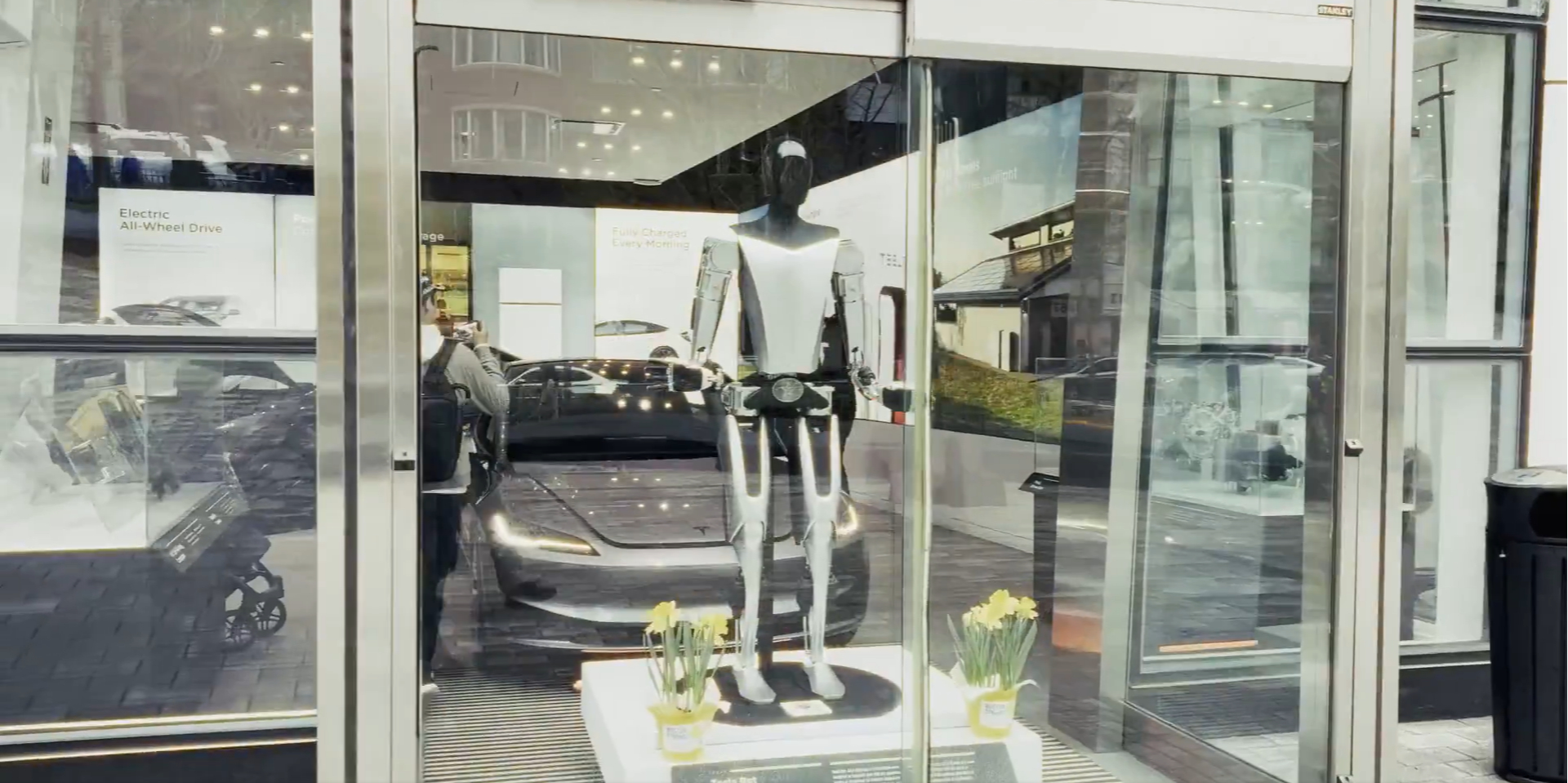 Optimus вышел в люди. Робот-гуманоид от Tesla «поддержал» бегунов Бостонского марафона