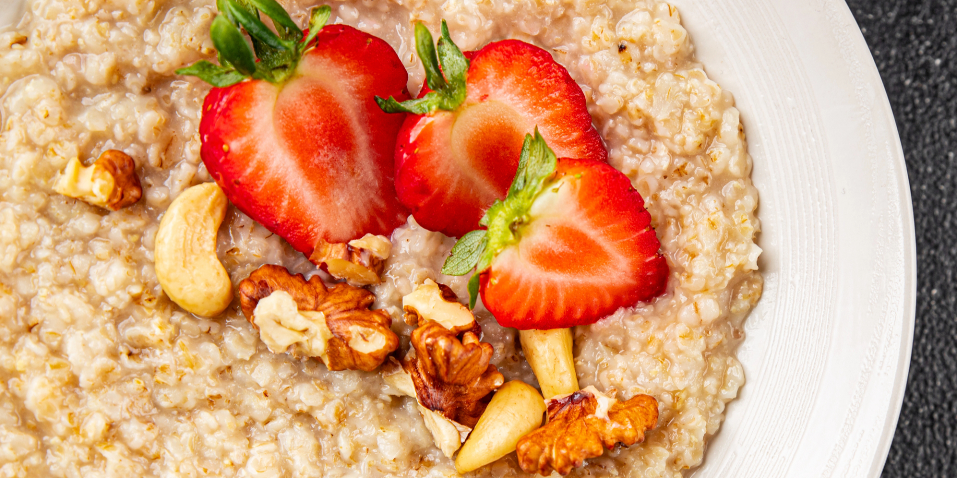 Лучше понемногу. Кому не стоит есть овсянку, или делать это очень осторожно