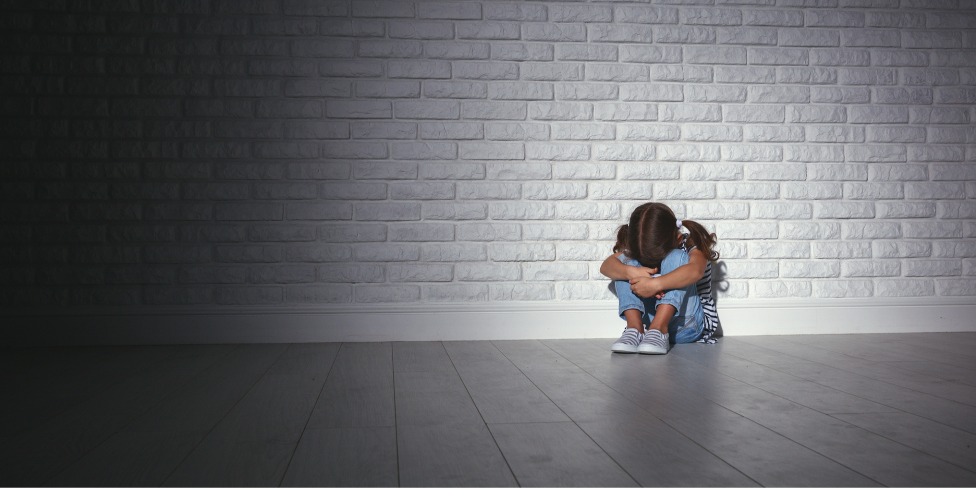 Тени за закрытыми дверями. Почему общество предает тех, кого должно беречь