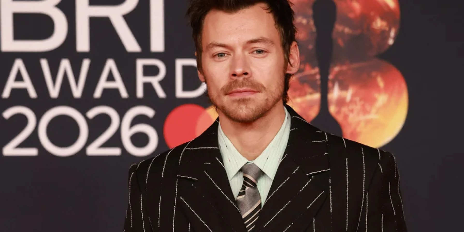 Гарри Стайлз на красной дорожке церемонии вручения премии BRIT Awards (Фото: REUTERS/Temilade Adelaja)