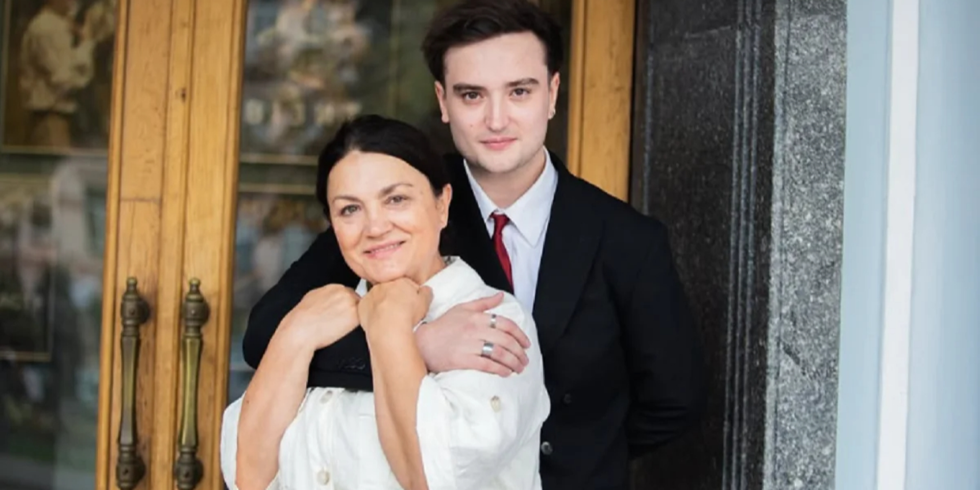 Любит готовить и экспериментировать. Вячеслав Хостикоев рассказал, какова Наталья Сумская дома и показал уникальные семейные кадры