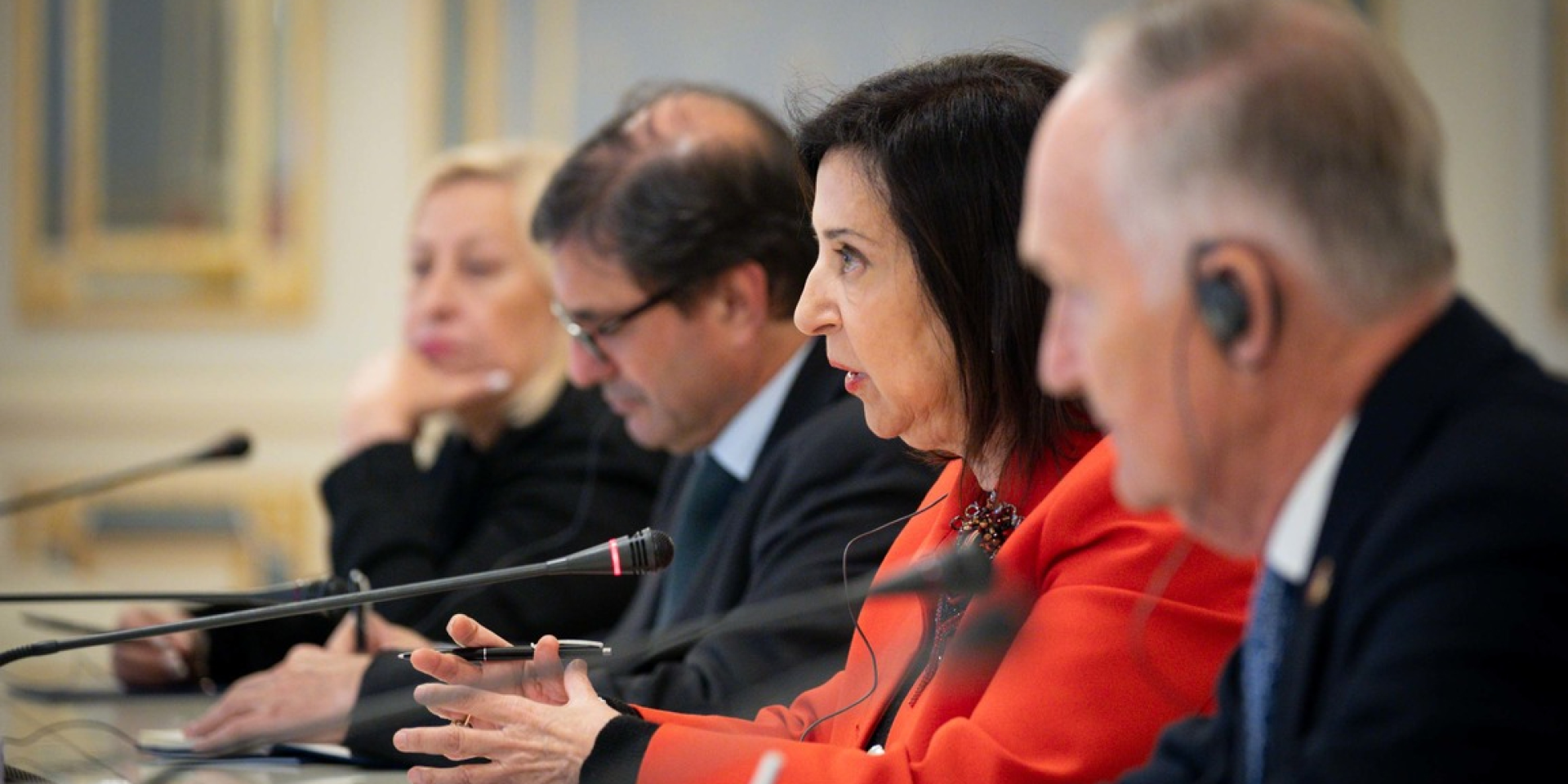 Испания передаст Украине 100 бронированных машин VAMTAC и снаряды калибра 155 мм — министр обороны страны