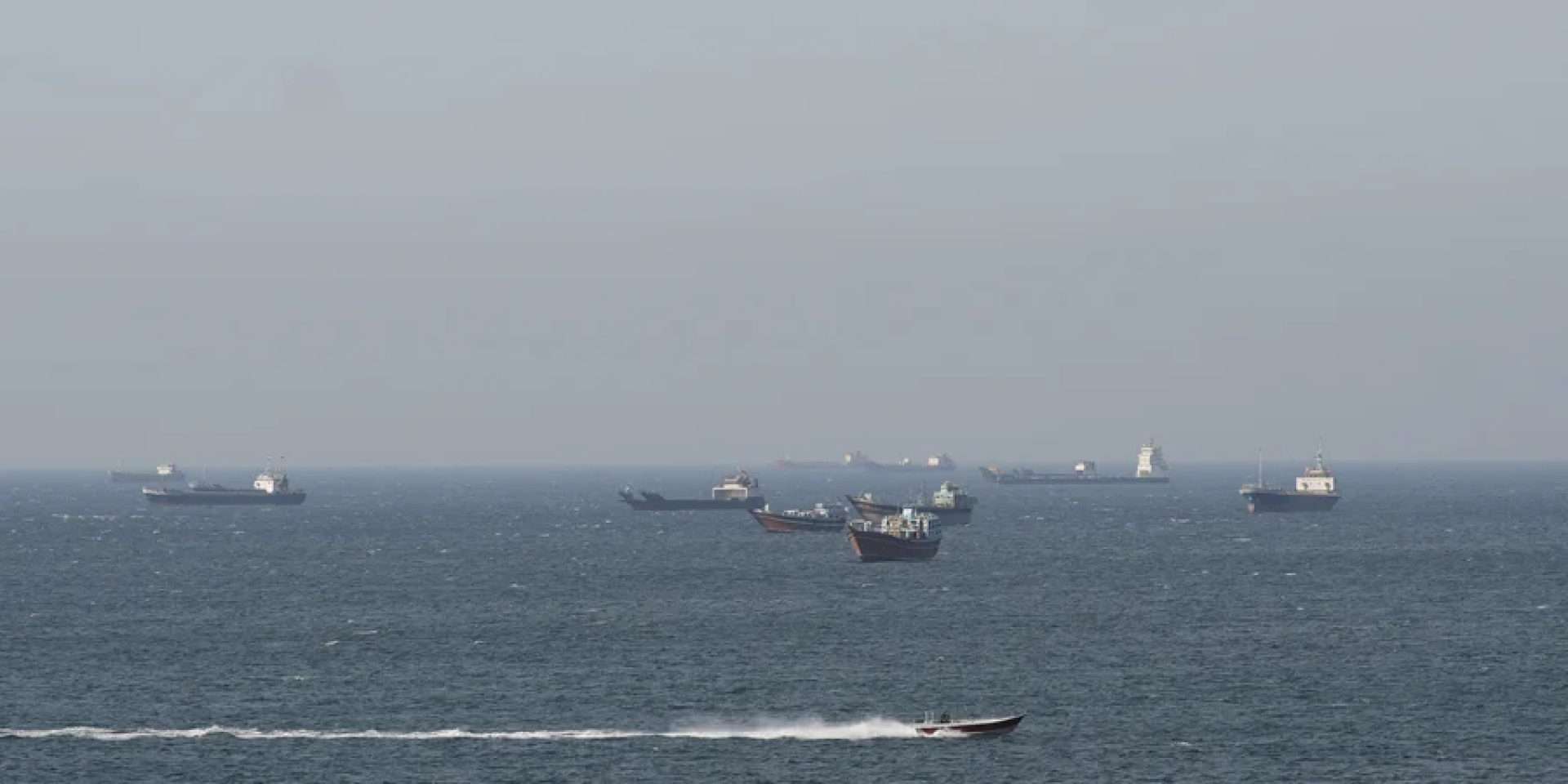 Иран заявил, что захватил два судна в Ормузском проливе