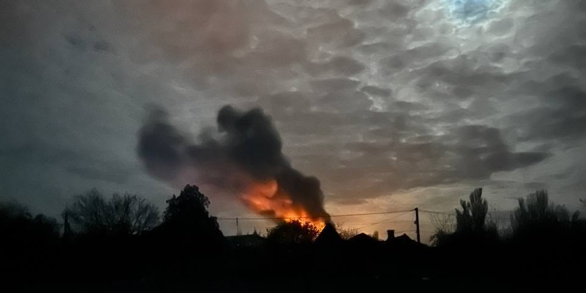 В оккупированном Мелитополе прогремела серия взрывов на подстанции, город частично остался без света — видео