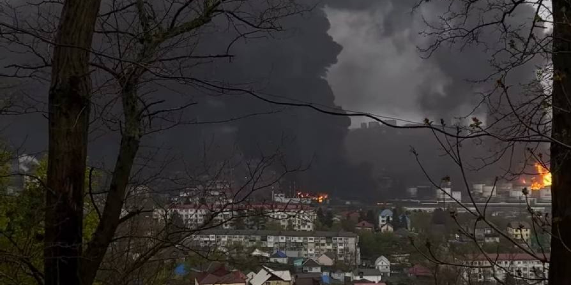 «Карма за Каховскую ГЭС». В российском Туапсе пошел нефтяной дождь из-за горящих НПЗ — фото