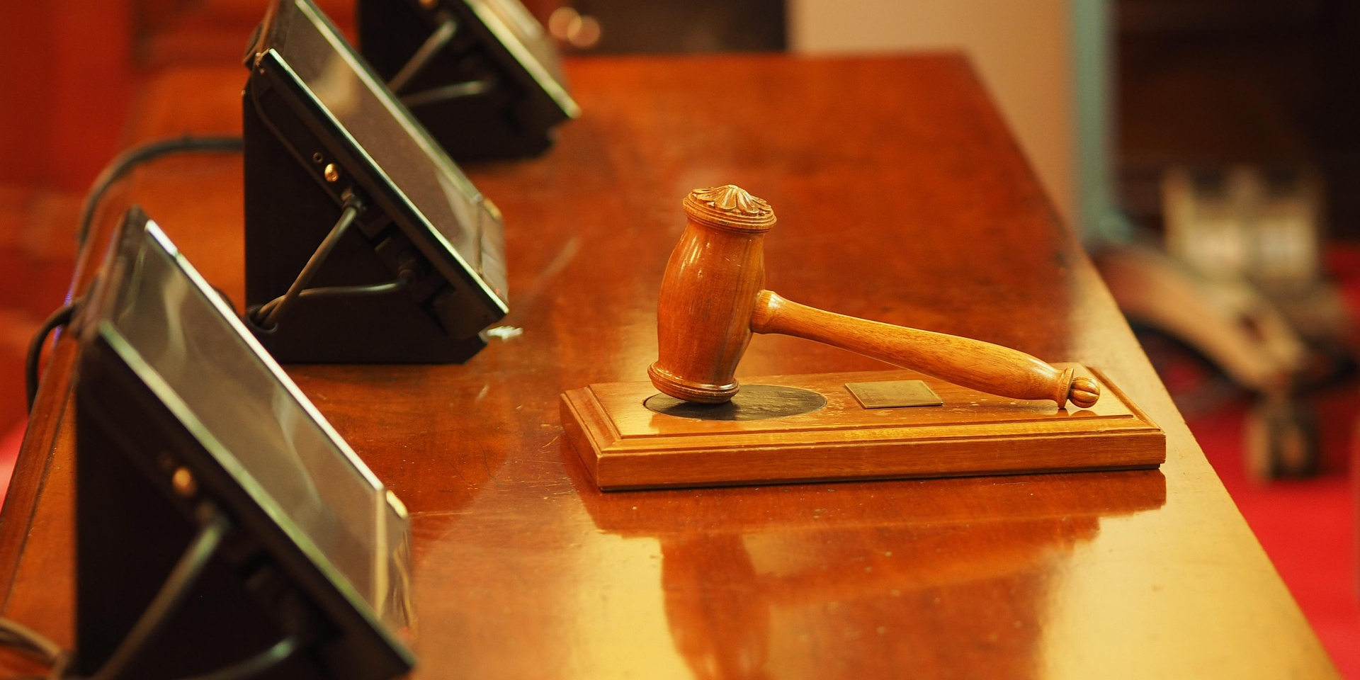 На Франковщине против мужчины, который ноутбуком ударил старосту общины, закрыли дело — истек срок давности