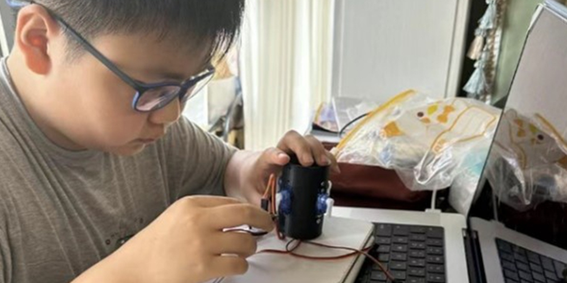 14-летний школьник самостоятельно собирает вручную авиационный двигатель, просто изучив математический анализ