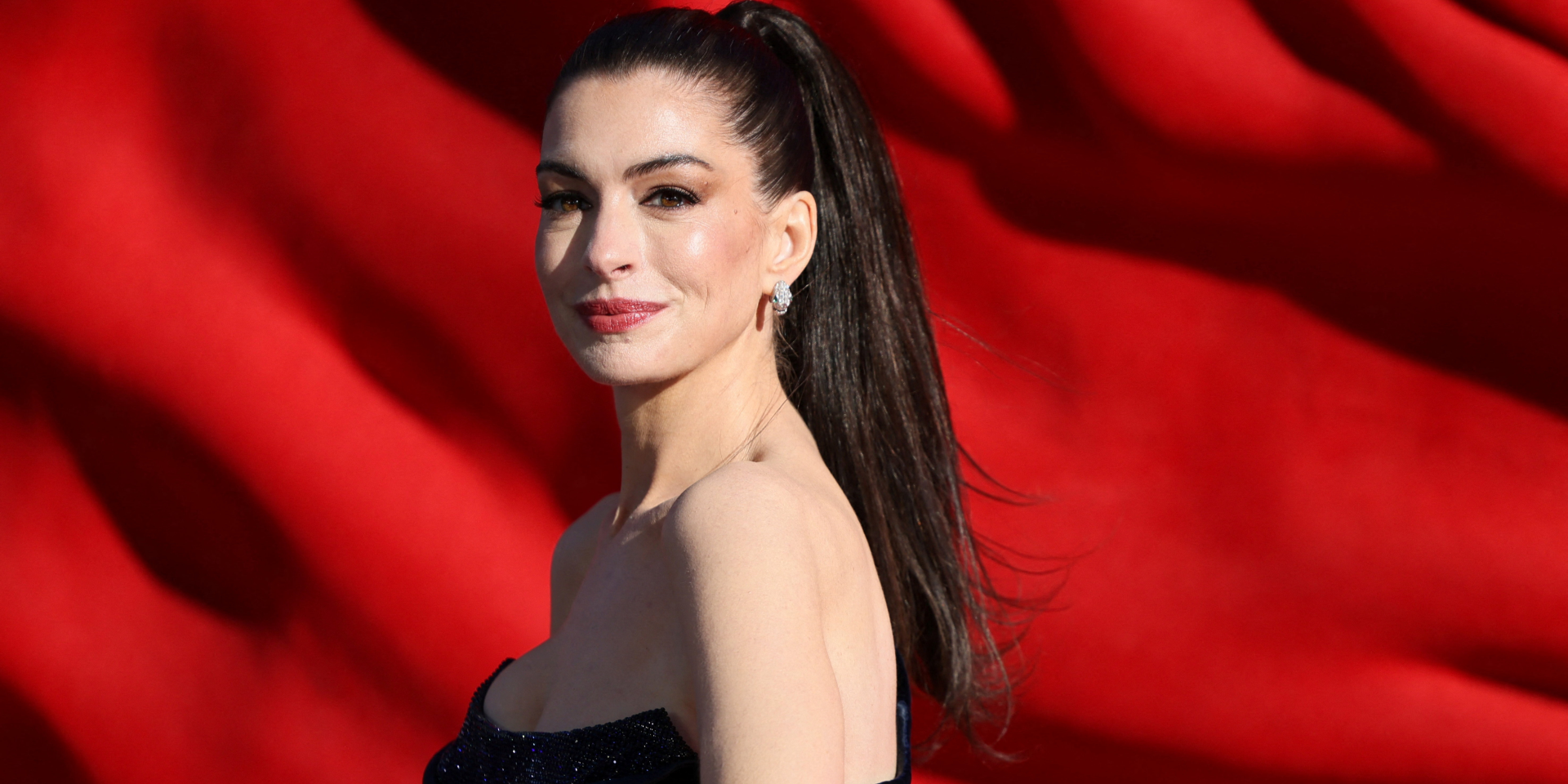 «Что-то произошло, когда мне исполнилось 40». Энн Хэтэуэй рассказала о страхе пристального внимания и критики в Сети