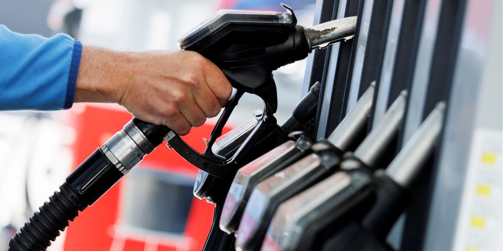 «В мире цены не только растут». АМКУ упрекнул сети АЗС в стоимости горючего