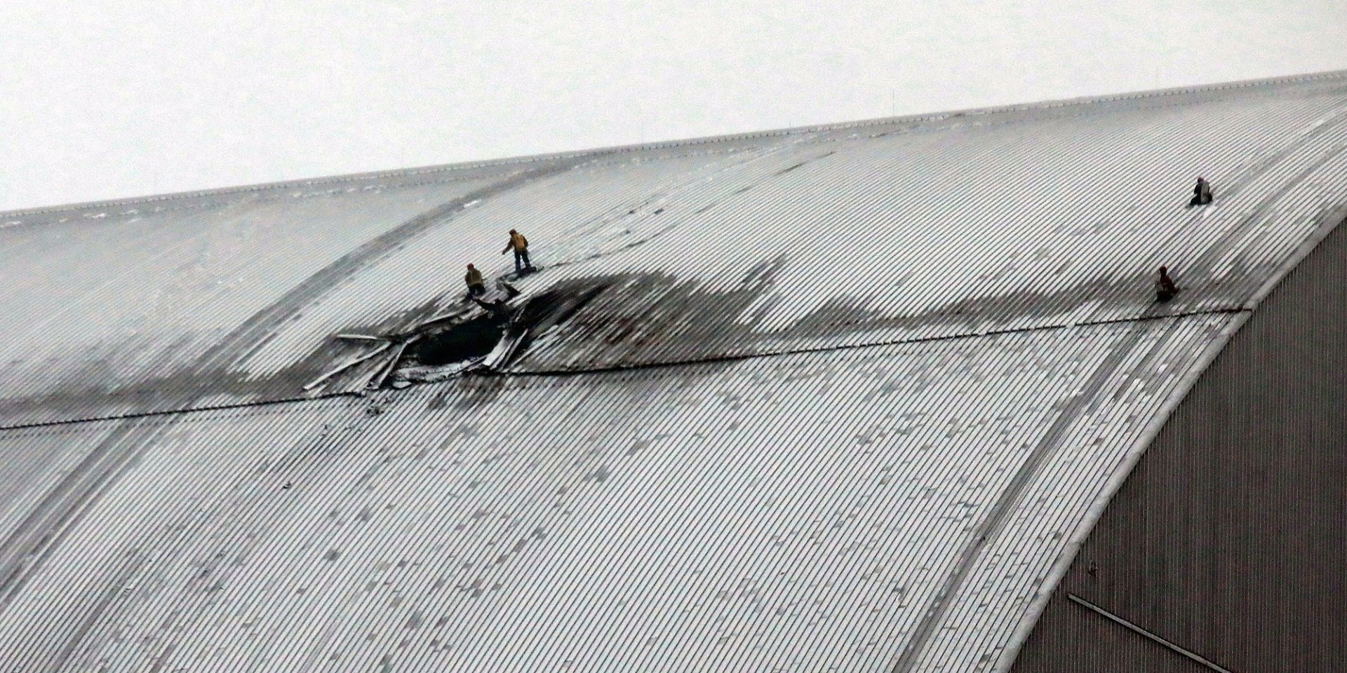 Ощущение катастрофы. Как поведет себя невосстановленная арка над 4-м реактором ЧАЭС, в которую год назад попал российский дрон, — анализ NV