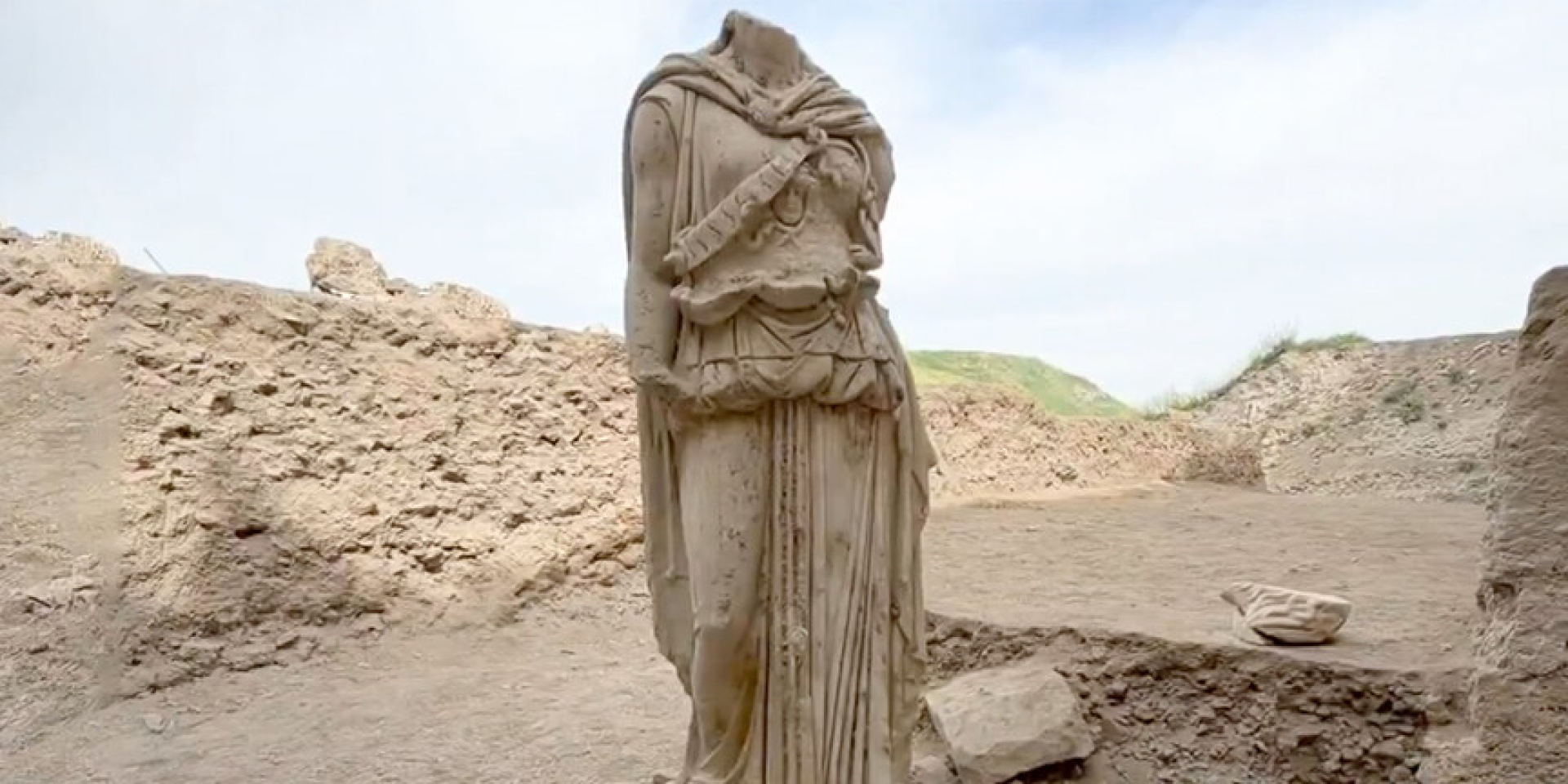 Афина без головы. В Турции откопали двухметровую статую богини в уникальном наряде