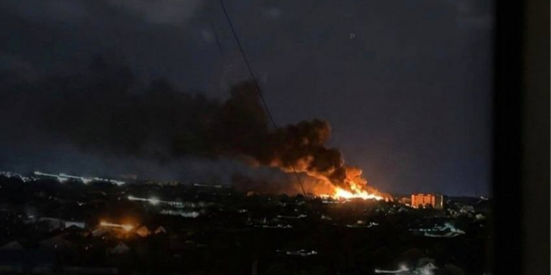 В оккупированном Луганске прогремели взрывы, сообщается о масштабном пожаре