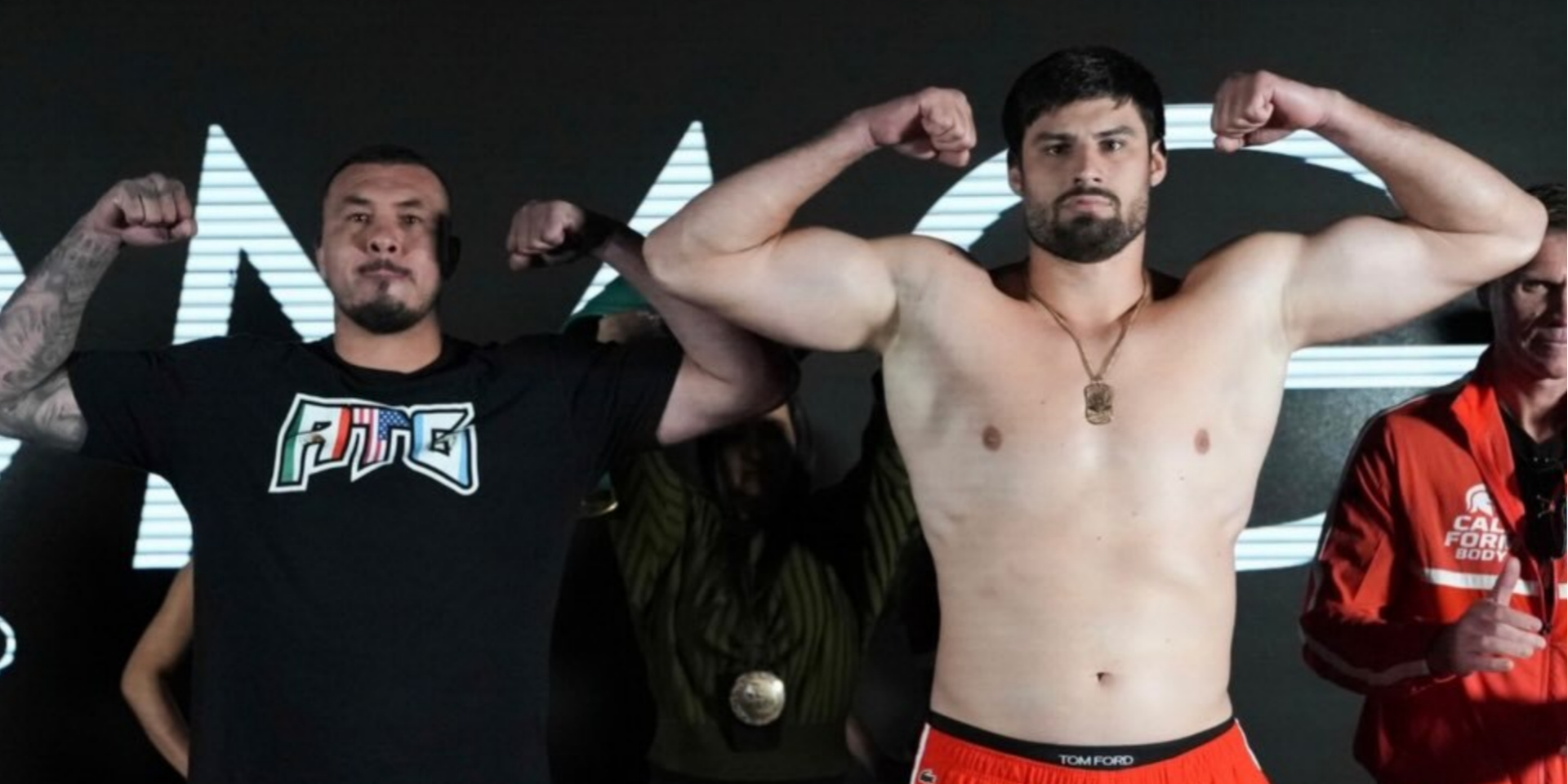 Украинский боксер с разбитым носом нокаутировал соперника и выиграл чемпионский титул — видео