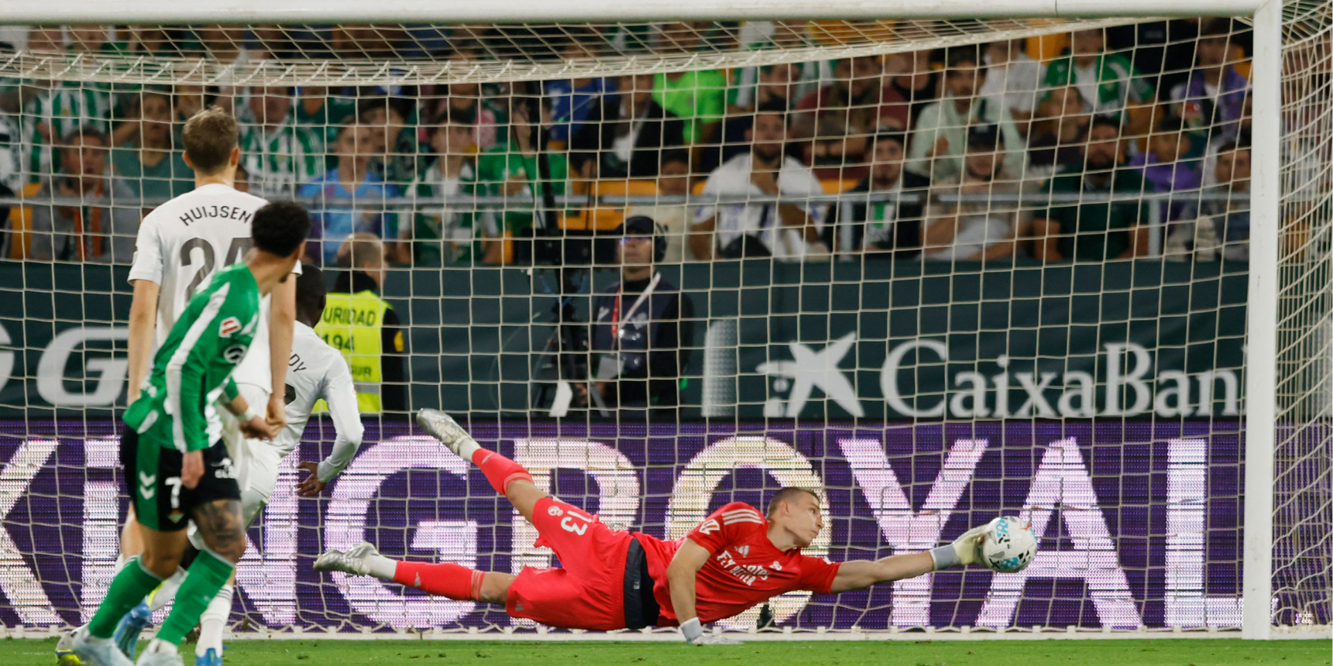 «Мы отдали все силы». Лунин обратился к фанатам после матча, в котором он был признан лучшим