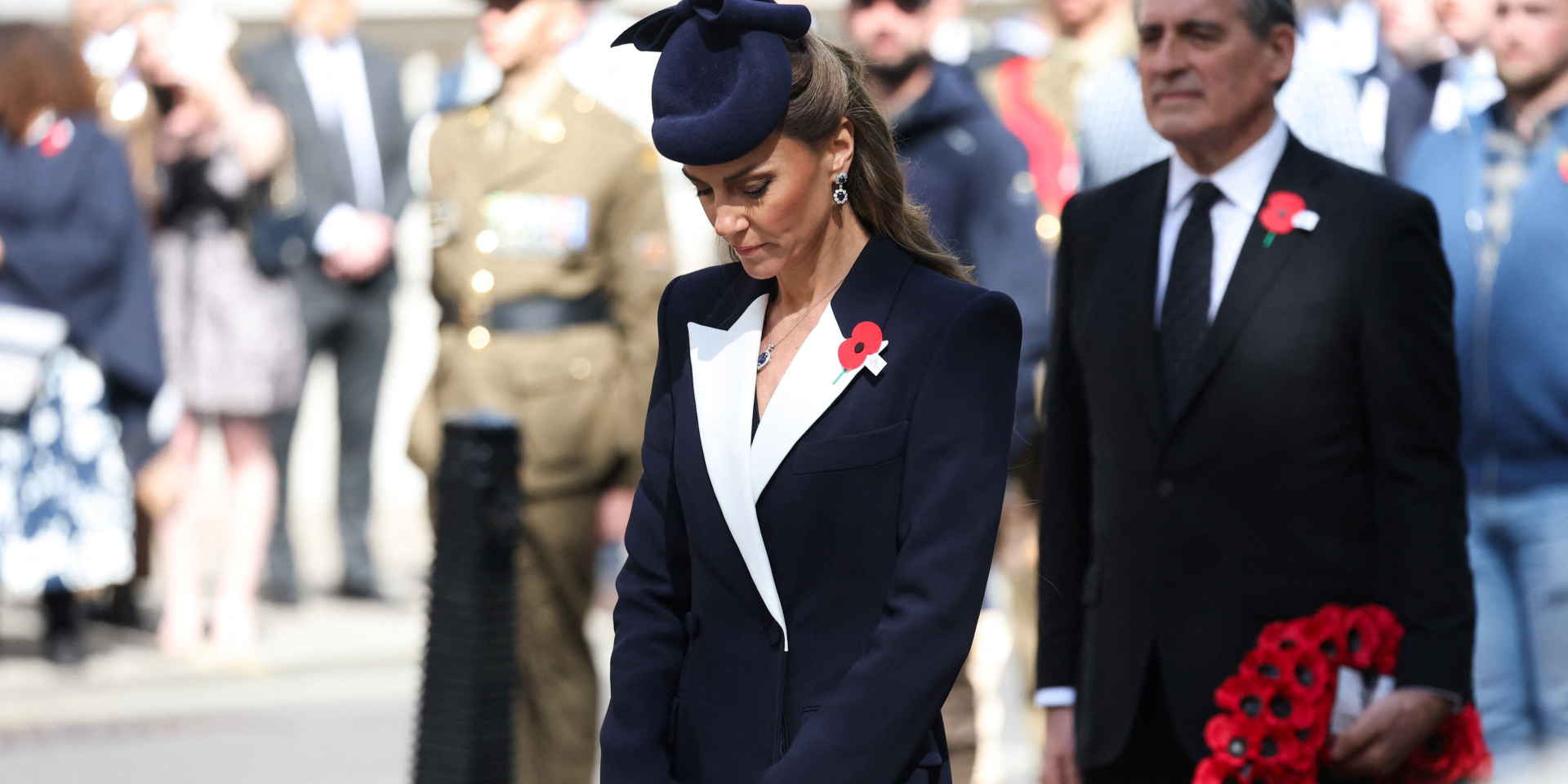 Возложила венок от имени короля. Кейт Миддлтон впервые приняла участие в памятной службе в честь Дня Анзак у Кенотафа