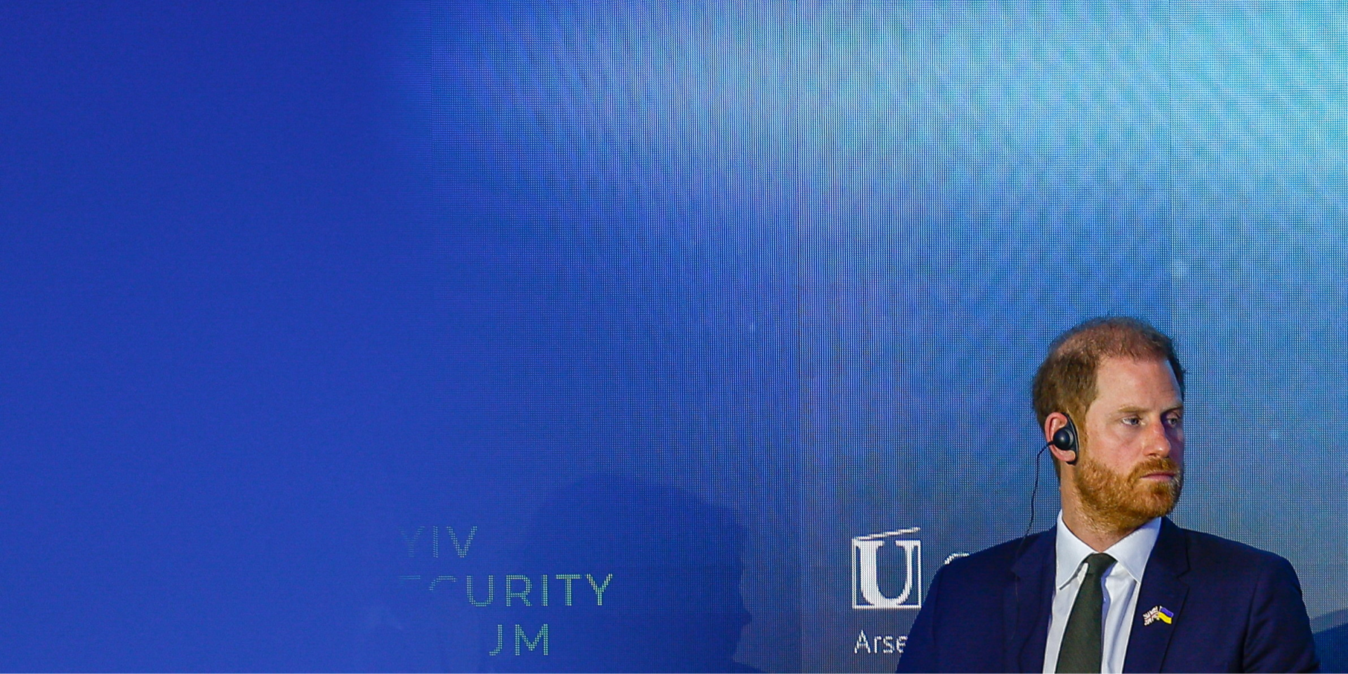 Принц Гарри почтил память погибших на Национальном военном кладбище в Киевской области