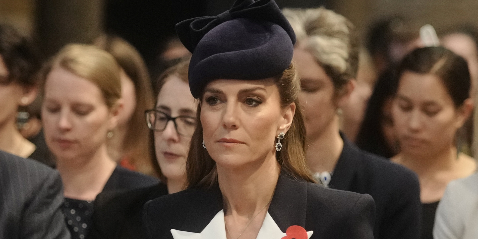 Дополнила монохромный наряд. Кейт Миддлтон надела серьги принцессы Дианы на поминальную службу в Вестминстерском аббатстве