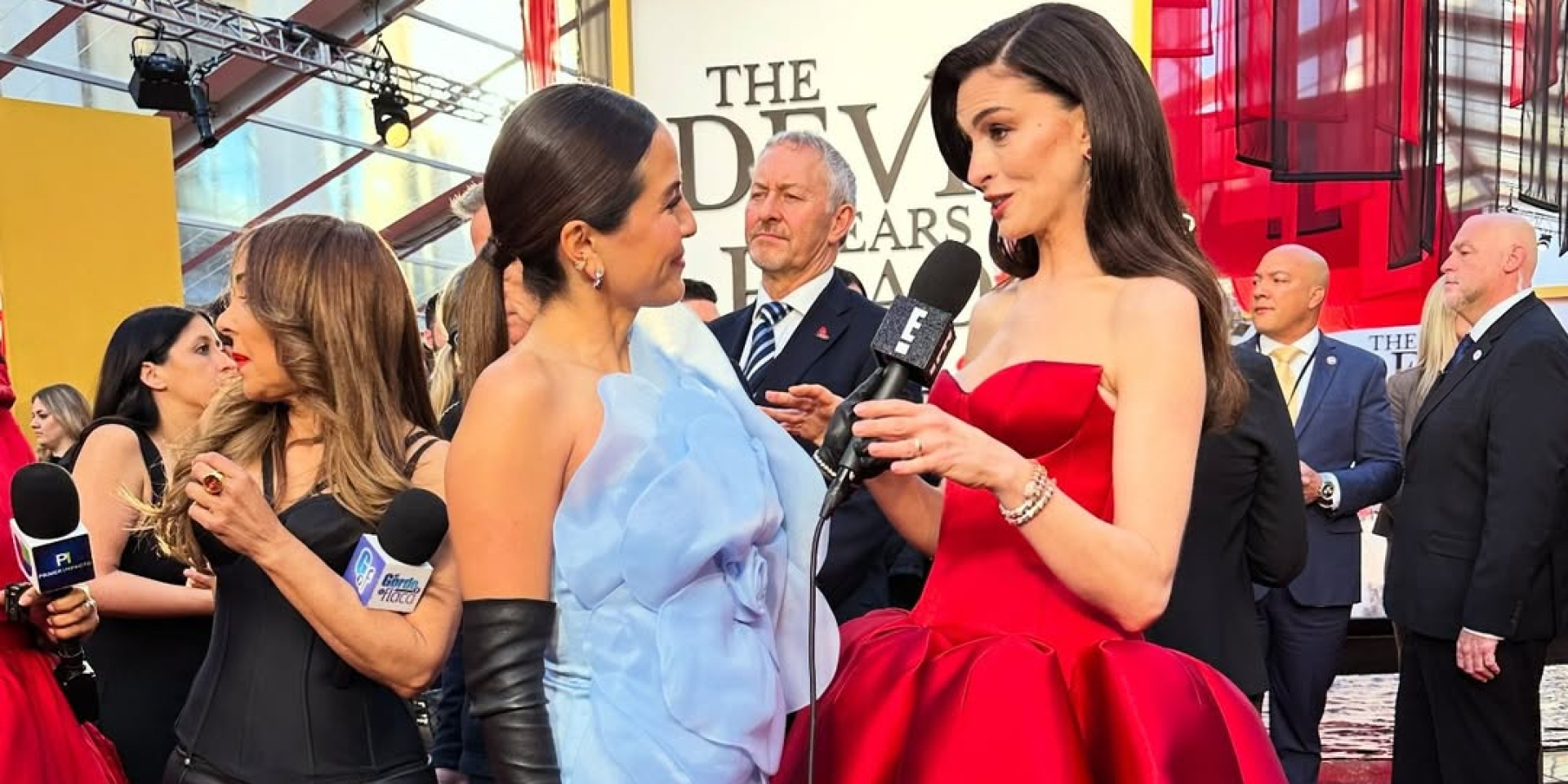 Энн Хэтэуэй оценила. Американская телеведущая Эрин Лим Роудс появилась в платье от украинского бренда на премьере Дьявол носит Prada 2