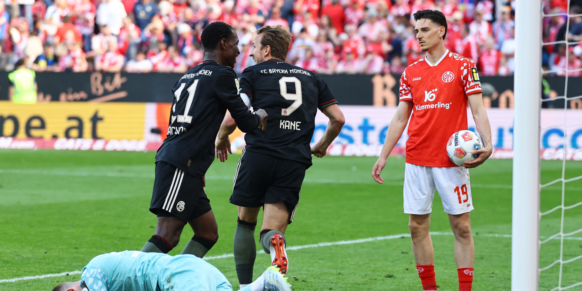 Повторили рекорд. Бавария совершила безумный камбэк в Бундеслиге, проиграв первый тайм со счетом 0:3 — видео