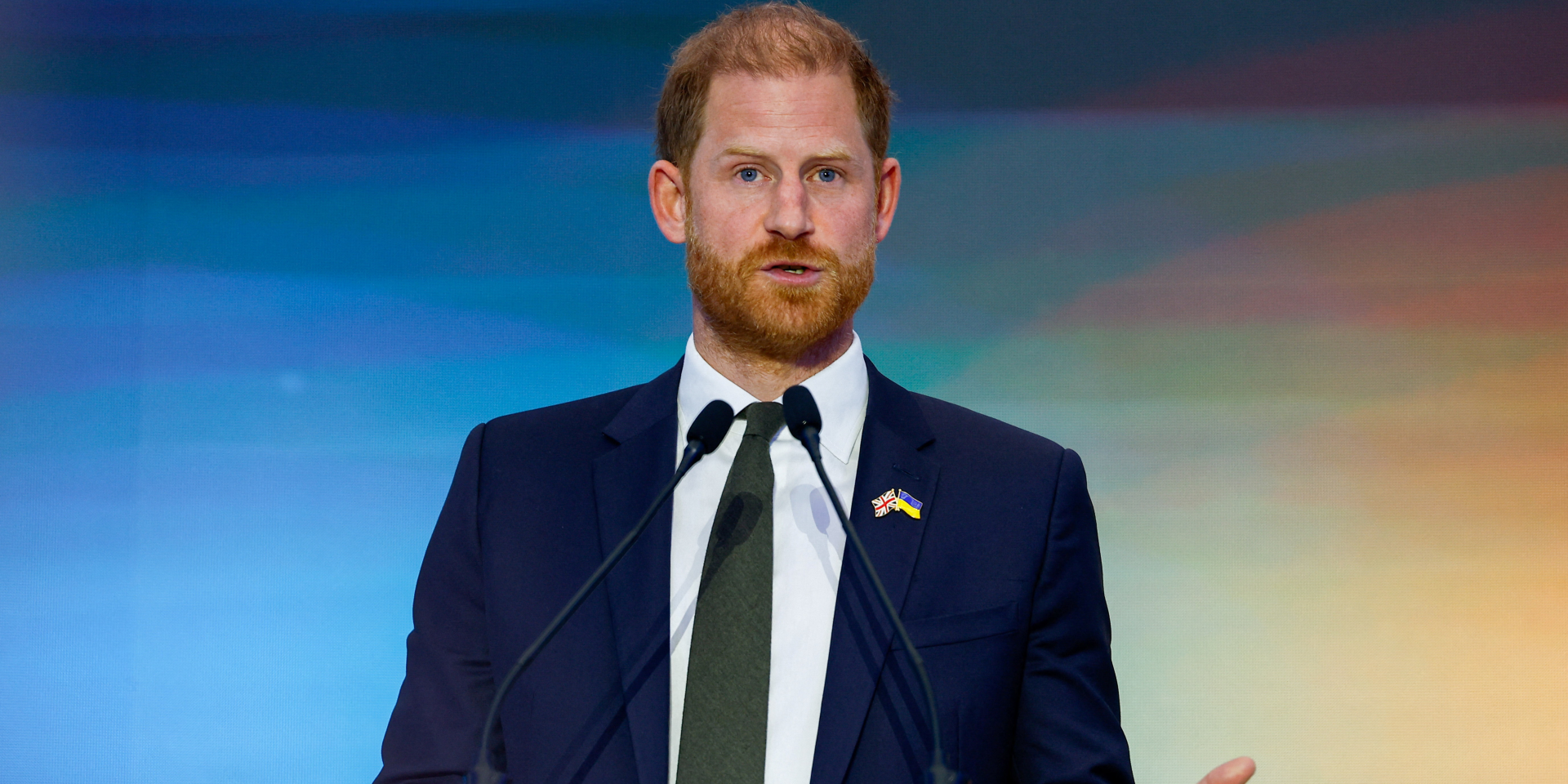 «Несут важные смыслы». Военнослужащие Азова подарили принцу Гарри и Меган Маркл особенные украшения