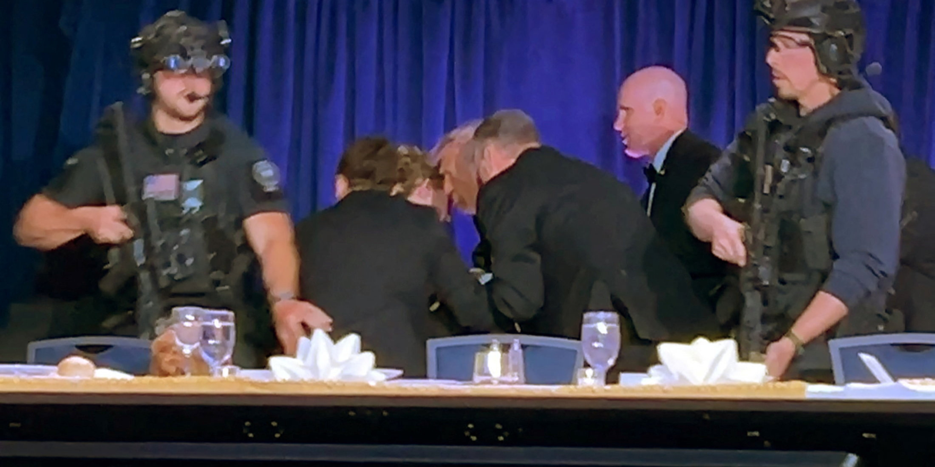 Журналисты показали момент эвакуации Трампа во время стрельбы на мероприятии в Вашингтоне — видео