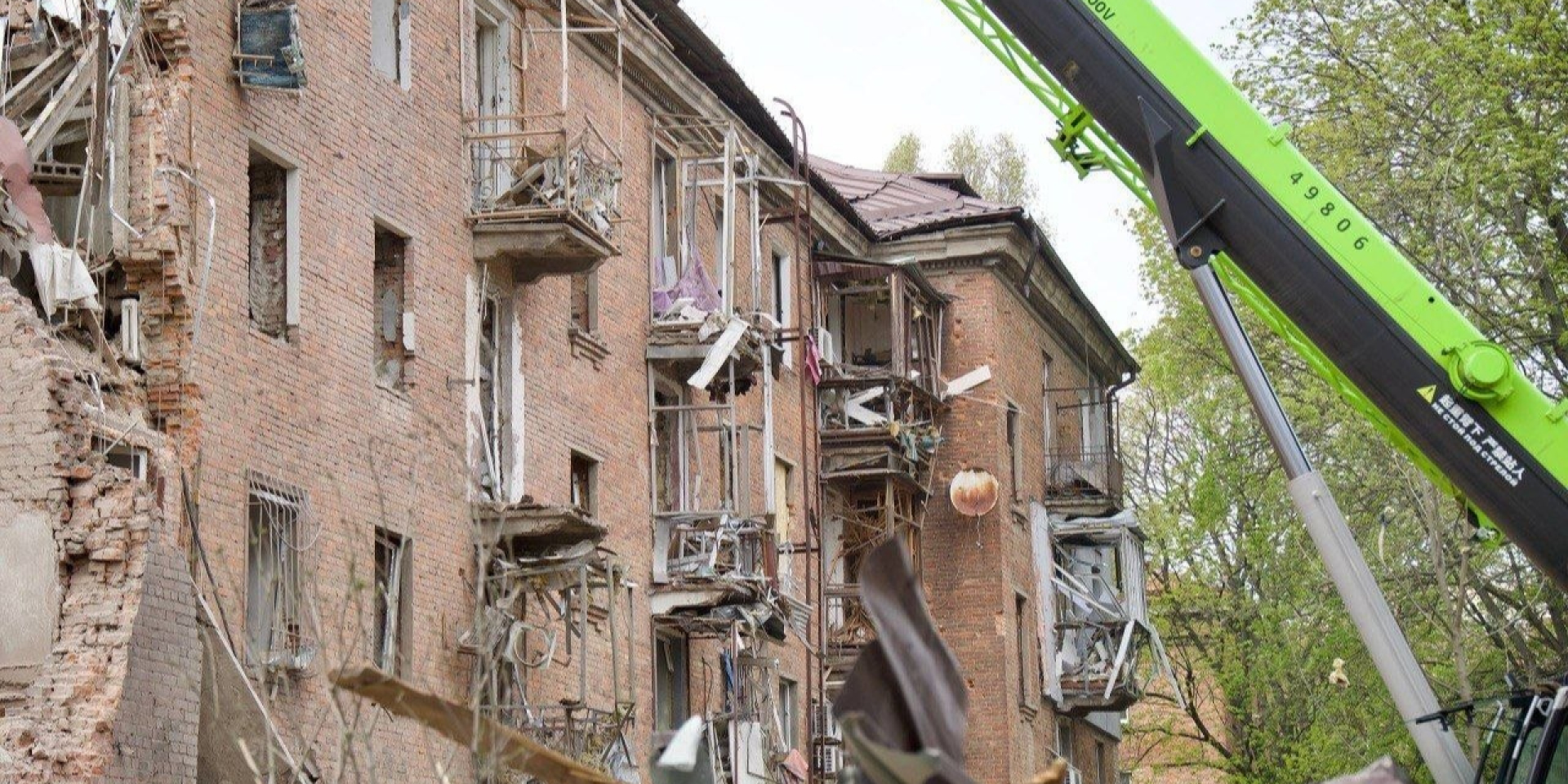 Количество погибших в результате удара России по Днепру 25 апреля возросло до девяти, в больницах остаются более 30 раненых