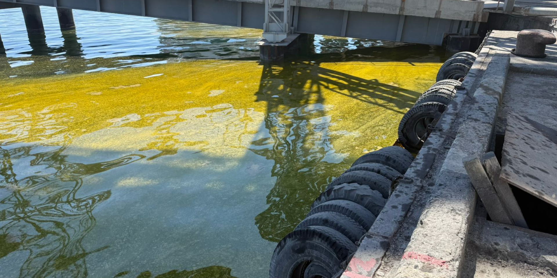 «Образовалось пятно». Из-за российской атаки произошла утечка масла в акваторию украинского порта — фото