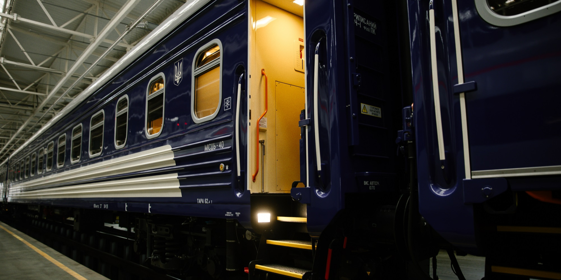 Контракт на миллиарды. Укрзализныця получила 6 новых купейных вагонов от их крупнейшего производителя в Украине