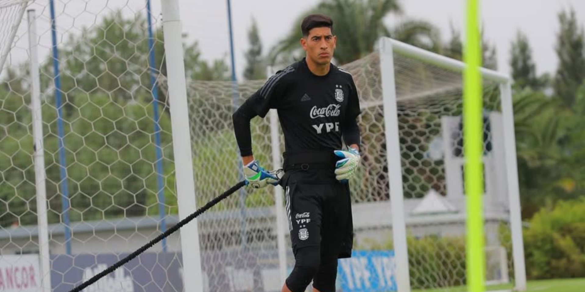 Ударил кулаком в лицо. В Испании вратарь спровоцировал массовую драку — видео