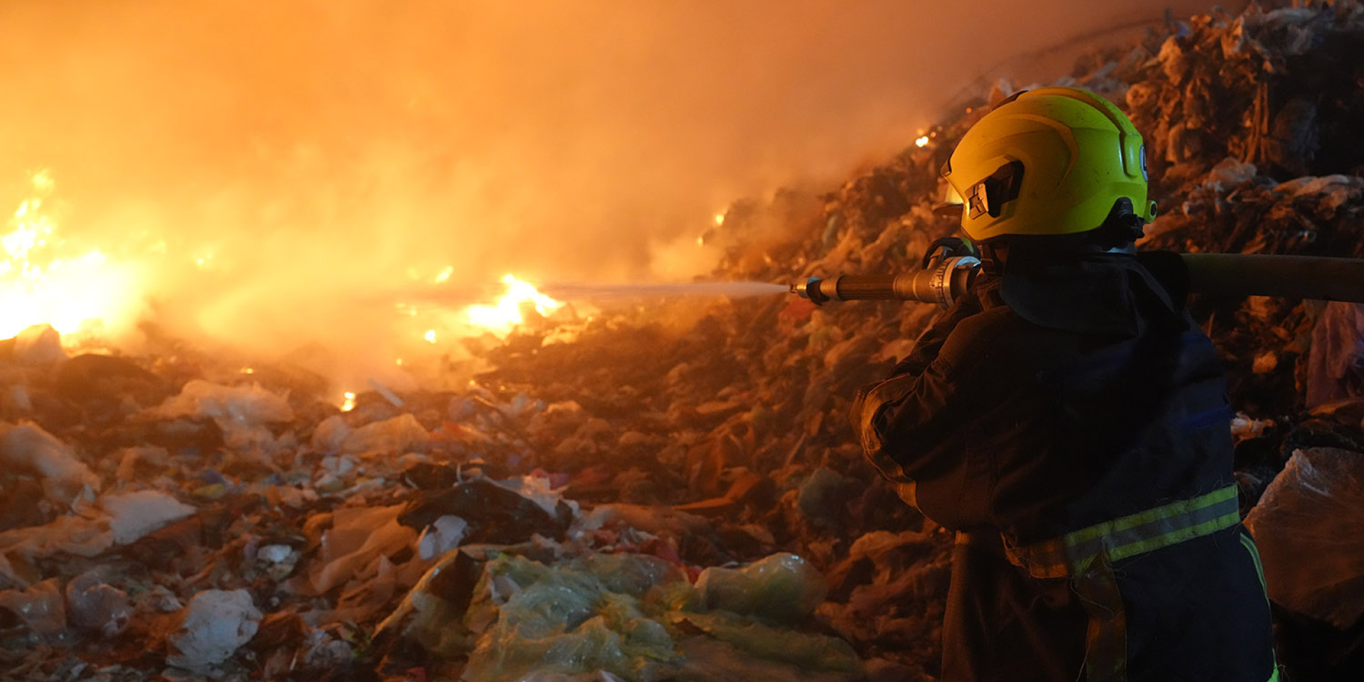 На Закарпатье бушует масштабный пожар: горит мусорный полигон — фото