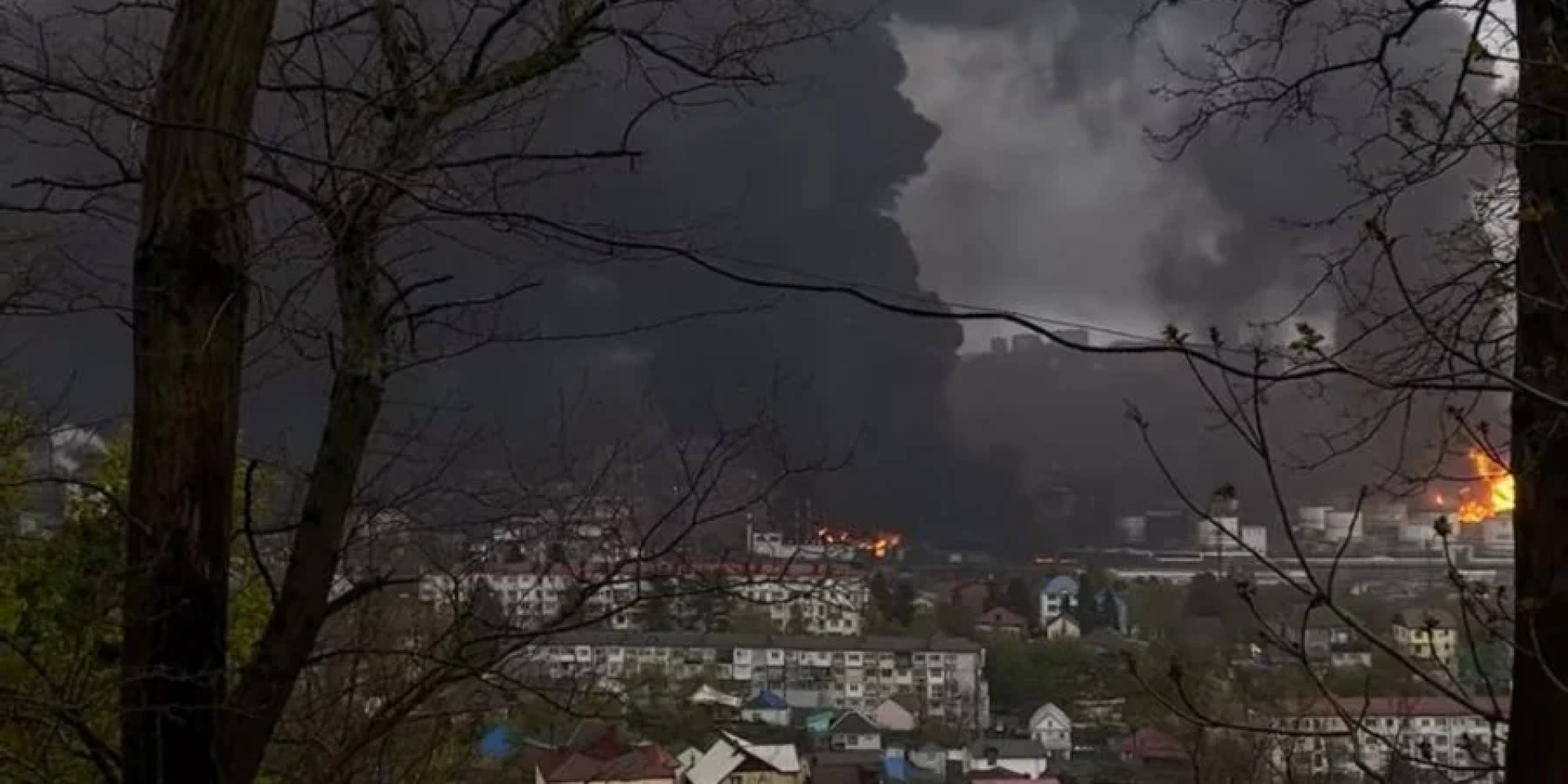 Уничтожено 24 резервуара. Генштаб сообщил о последствиях украинской атаки на Туапсинский НПЗ, СМИ обнародовали спутниковые снимки